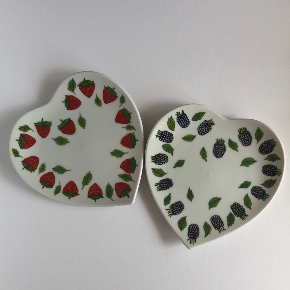 Williams Sonoma Heart Shaped Strawberry And Blackberry Dessert Plates